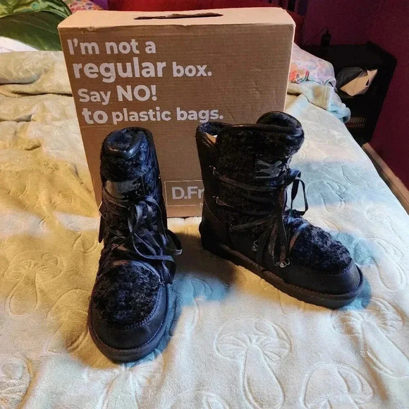 D.Franklin Snow Boots Size EU 38 / US 7 Napatec Plush Black Faux Fur Lined NIB - Picture 1 of 8